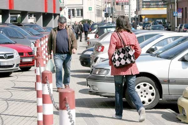 Przy ulicy Jagiellońskiej kierowcy blokują samochodami chodnik. Piesi niejednokrotnie mają trudności z przejściem.