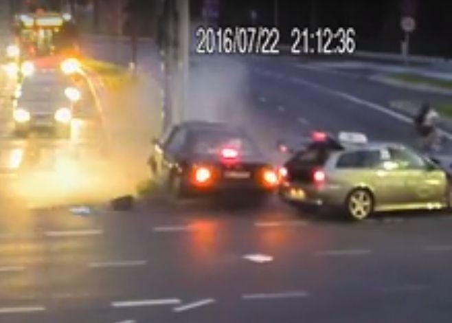Rowerzystę ocaliło zderzenie taksówki z osobówką (wideo)