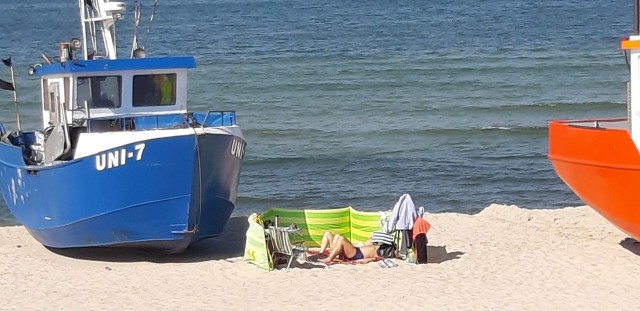 Kwiecień rozpieszcza nas słoneczną pogodą. W niedzielę na plaży w Unieściu można spotkać spacerowiczów, a nawet... pierwszych chętnych do opalania. Zobacz także: Mielno. Ratownicy pożegnali sezon tradycyjnie "białymi delfinami"