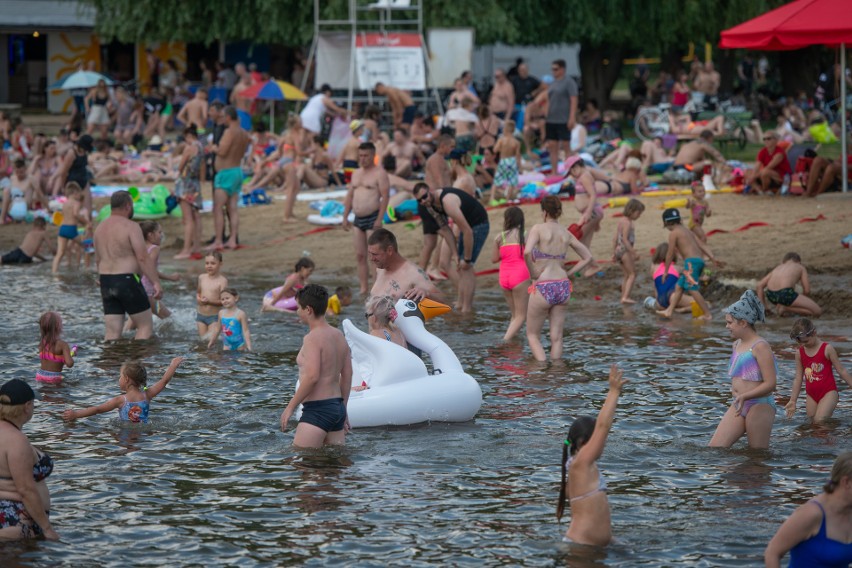 Upalna pogoda sprzyja wypoczynkowi na świeżym powietrzu oraz...