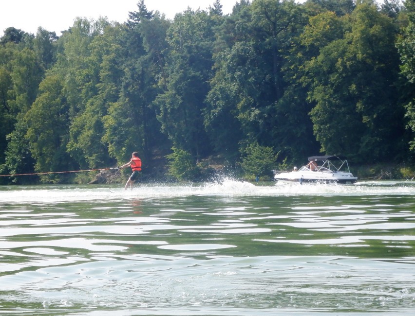 Tłumy na plaży w Pieczyskach. Na Zalewie Koronowskim motorówka za motorówką [zdjęcia]