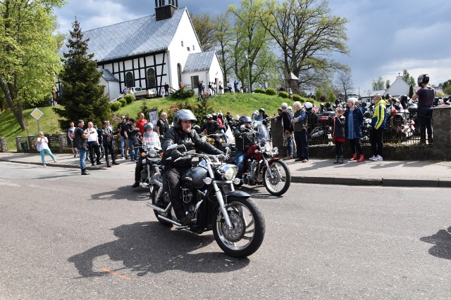 Być może blisko tysiąc motocyklistów zjechało do Kołczygłów na otwarcie sezonu. Oprócz zabawy miłośnicy ryczących maszyn mogą oddać krew i zarejestrować się jako potencjalni dawcy szpiku w bazie DKMS.