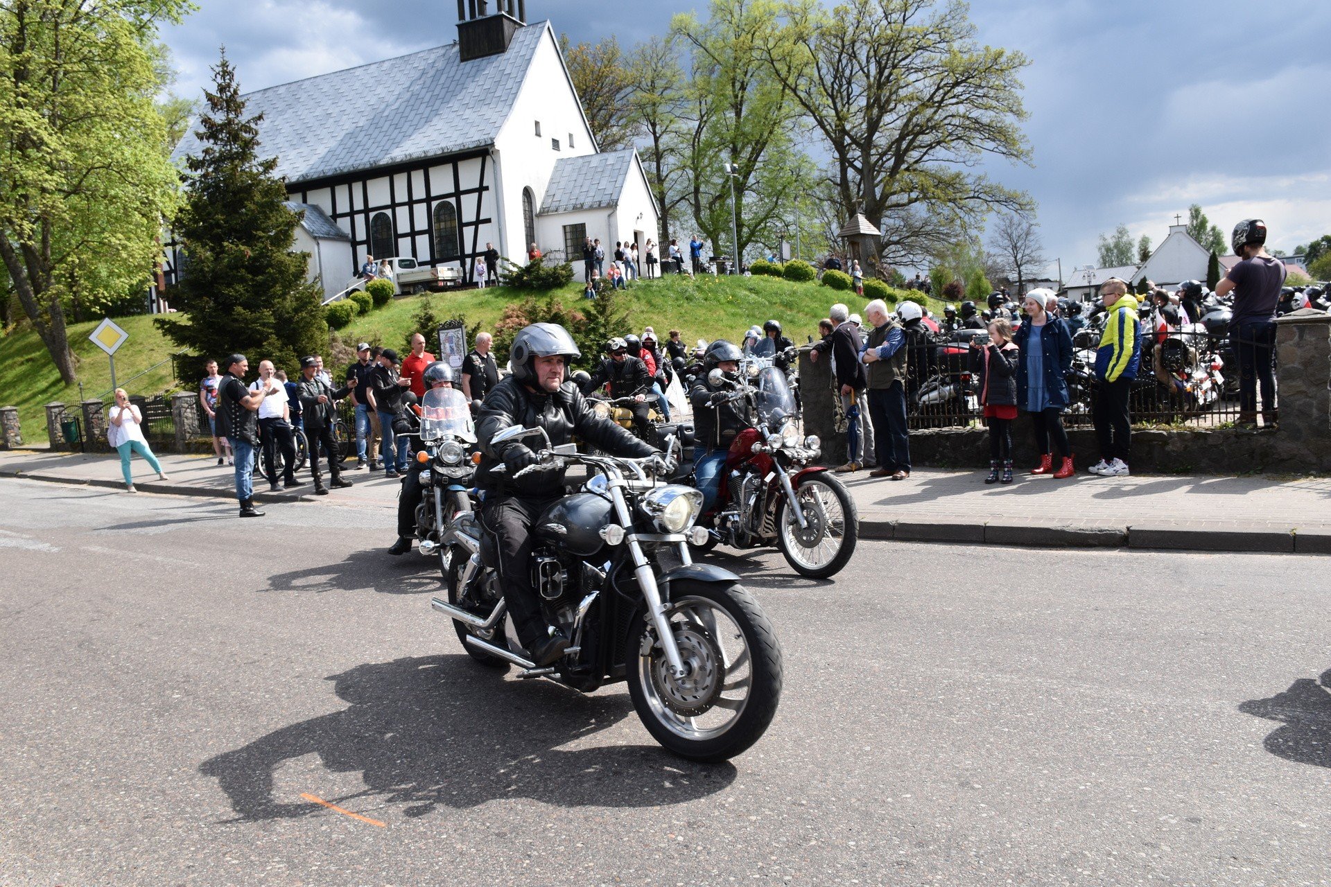 Pisk Opon I Ryk Silnik w Zlot Motocyklowy W Ko czyg owach WIDEO pisk-opon-i-ryk-silnik-w-zlot-motocyklowy-w-ko-czyg-owach-wideo