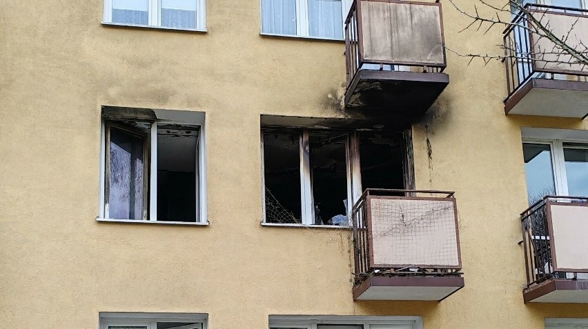 Pożar w Warszawie. 60-latek wbiegł do płonącego mieszkania ratować koty. Mężczyzna walczy o życie. W sieci ruszyła zbiórka pieniędzy