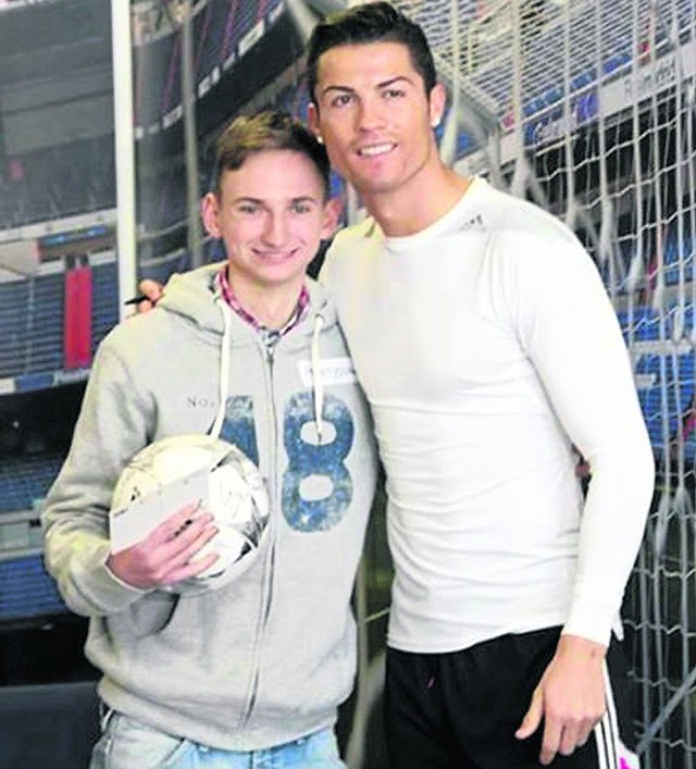 Uśmiechnięty Przemek pozuje z Christiano Ronaldo