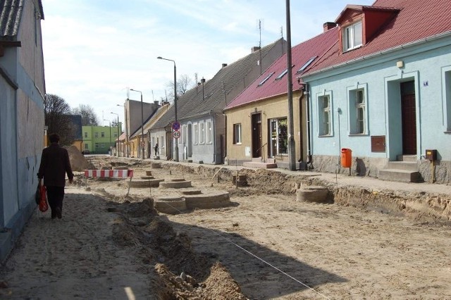 Uliczki prowadzące do placu Kościelnego są rozkopane. Mieszkańcy pomęczą się jeszcze jakieś dwa miesiące. Potem ma być tu pięknie...