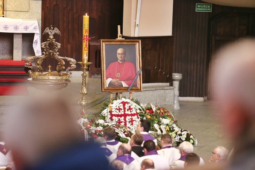 Pogrzeb ks. Czesława Mazura. Tłumy na ulicach Gaju
