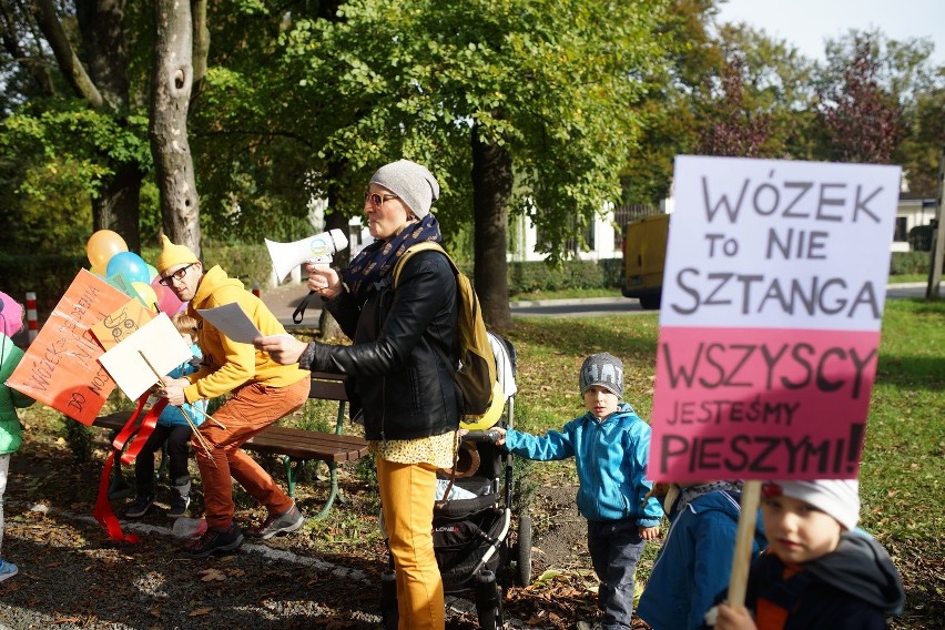 Kraków. Pierwsza wózkowa masa krytyczna za nami [ZDJĘCIA, WIDEO]