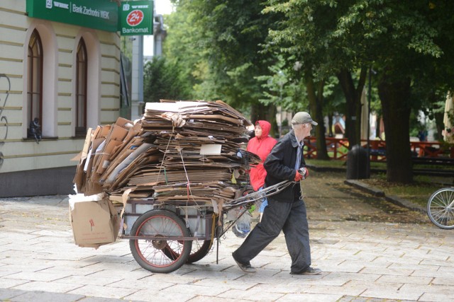 Emeryci muszą dorabiać, bo emerytury sa zbyt niskie