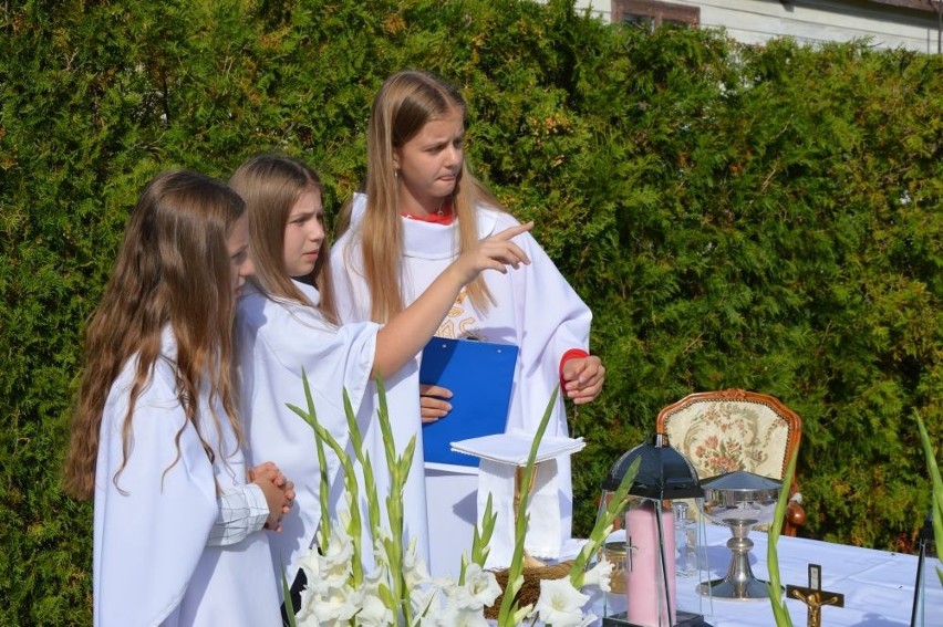 Maryjna kapliczka stanęła przy ulicy Koszykowej w Suchedniowie. Na poświęcenie przyszło mnóstwo ludzi (ZDJĘCIA)