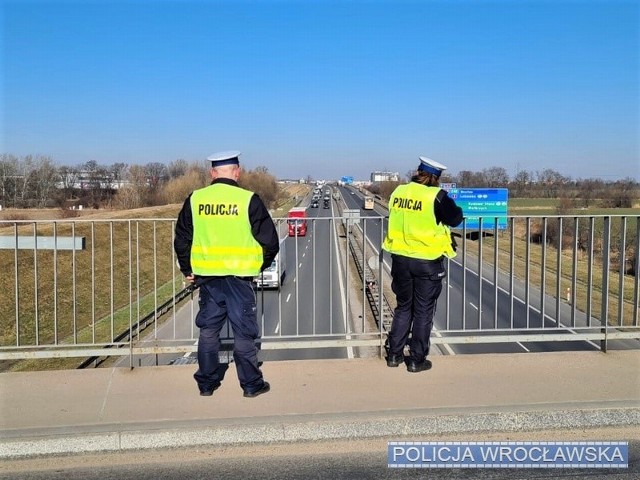 Policjanci we wszystkich pomiarach używali urządzenia działającego w trybie pracy DBC (Distance Between Cars)