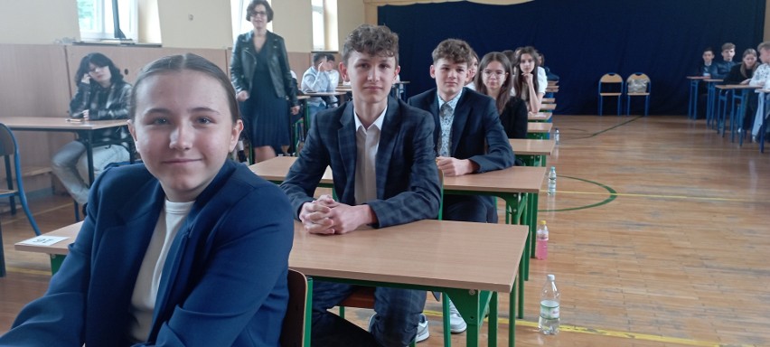 Egzamin ósmoklasisty z języka angielskiego w Szkole Podstawowej numer 2 w Jędrzejowie. Uczniowie byli podekscytowani ostatnim z egzaminów