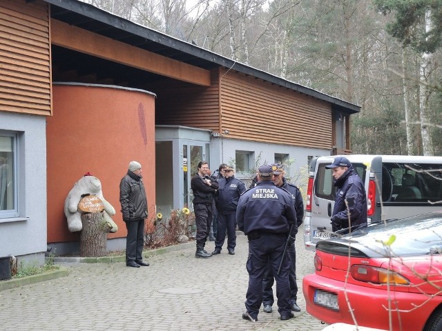 Twierdzę, jaką na parę dni stało się przytulisko udało się zdobyć dopiero w środę przed południem.