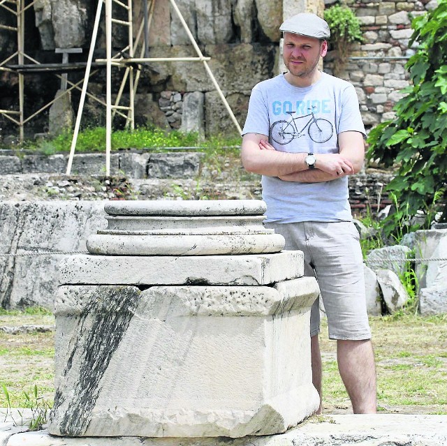 Dr hab. Bartosz Awianowicz w ruinach ateńskiej Biblioteki Hadriana, która była imponująco duża