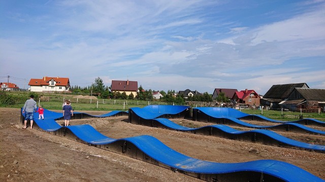 W Sobolewie trwa budowa parku sportowego - pumptrucka realizowanego w ramach Budżetu Obywatelskiego Gminy Supraśl.