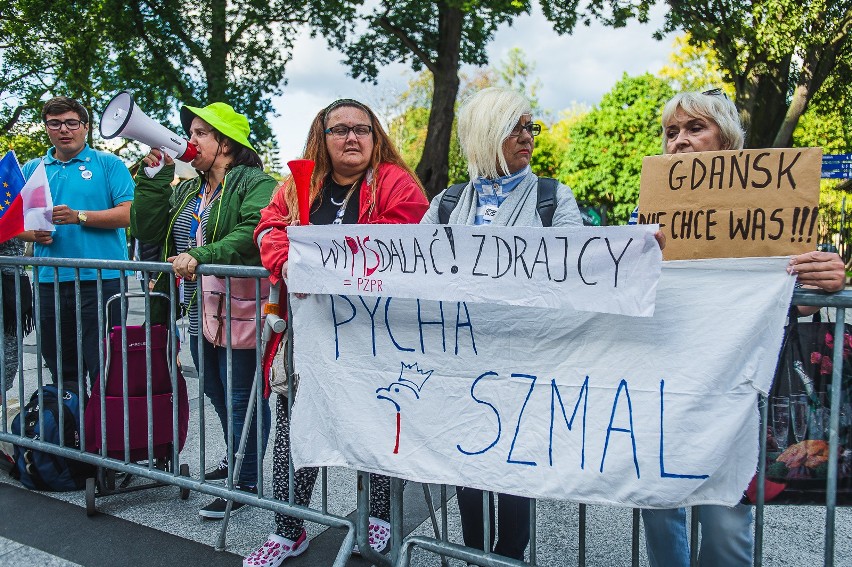 Działaczy PiS i gości Konwencji PiS w Gdańsku witała grupka...