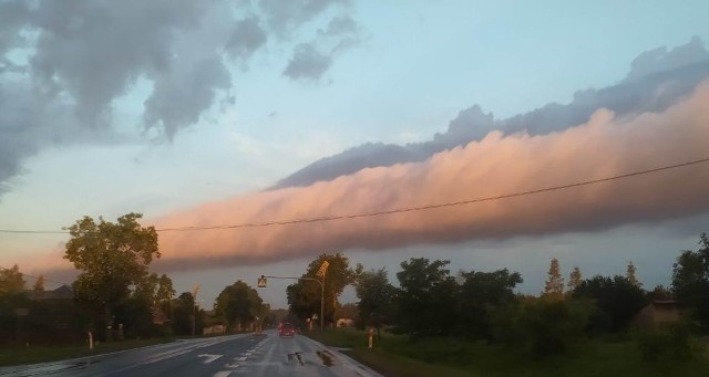 To zdjęcie w rejonie Radomia zrobił jeden z czytelników we wczesny czwartkowy poranek. Ulewny deszcz pojawił się nad miastem i regionem. Synoptycy przewidują, że w ciągu dnia nadal będą występować gwałtowne zjawiska atmosferyczne i hydrologiczne, opady połączone z silnymi podmuchami wiatru. Ostrzeżenia dotyczą także województwa mazowieckiego i regionu radomskiego. Temperatura powietrza ma wynieść 22 stopnie Celsjusza. Zobacz kolejne zdjęcia >>>