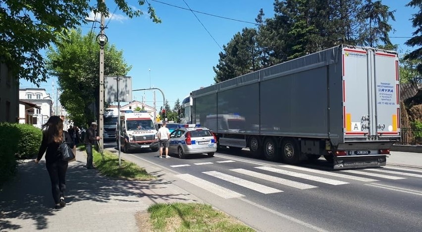 Potrącona przez ciężarówkę rowerzystka na ulicy Kościuszki w Kętach, jest już w szpitalu