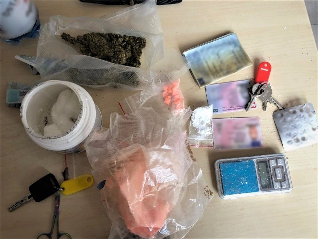 U niedoszłego włamywacza wrocławscy policjanci znaleźli około 1,5 tysiąca porcji różnych narkotyków.