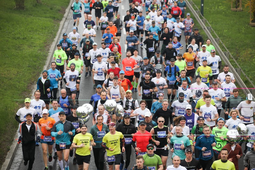 19. Cracovia Maraton. Biegacze ruszyli z Rynku Głównego na ponad 42-kilometrową trasę [ZDJĘCIA]