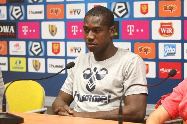 Były reprezentant Francji Olivier Kapo we wtorek uczestniczył w pierwszej konferencji prasowej po podpisaniu kontraktu z Koroną Kielce.
