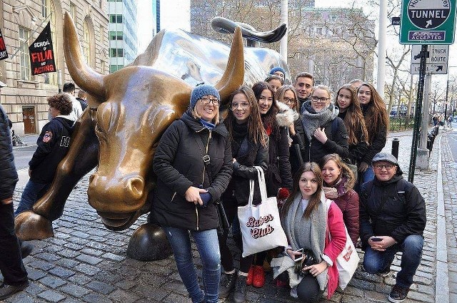 Uczniowie II Liceum Ogólnokształcącego w Starachowicach na słynnej Wall Street w Nowym Jorku.