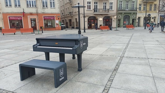 Całoroczny fortepian na Głównym Rynku w Kaliszu.
