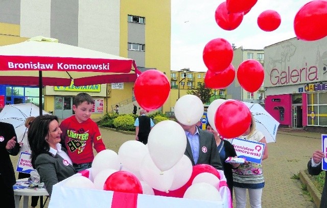 Podczas happeningu w Skarżysku działacze Platformy Obywatelskiej mieli wielkie pudło, z którego na koniec wypuszczono białe i czerwone baloniki.