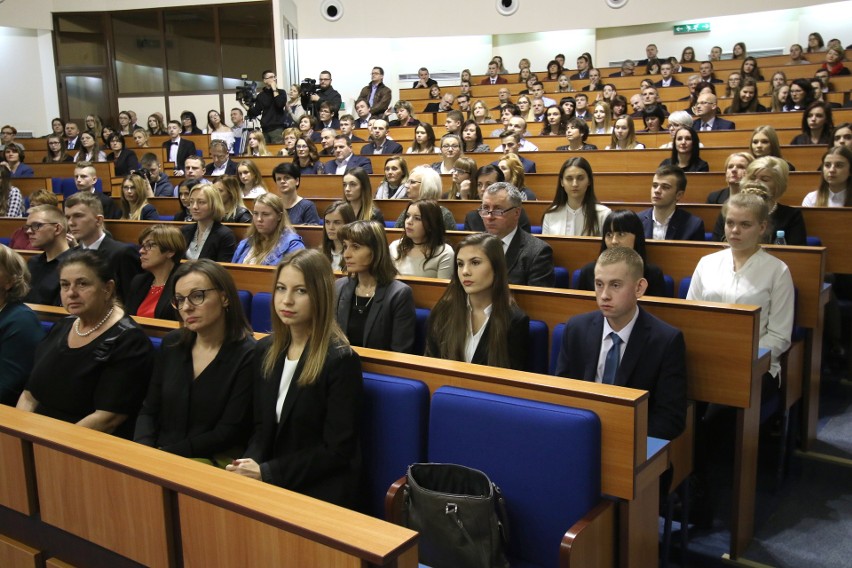 Uczniowie szkół z powiatu opatowskiego odebrali stypendia premiera. Zobacz, kto i ile dostał (ZDJĘCIA, WIDEO)