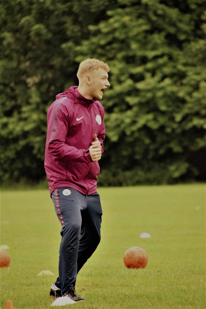 Piłkarski talent wcale nie musi biegać po boisku. Jakub Bokiej robi karierę w Anglii. Założył Polish Football Academy [GALERIA]