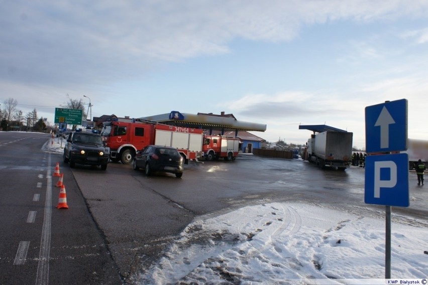 TIR uderzył dystrybutor z gazem. Strażacy na stacji [FOTO]