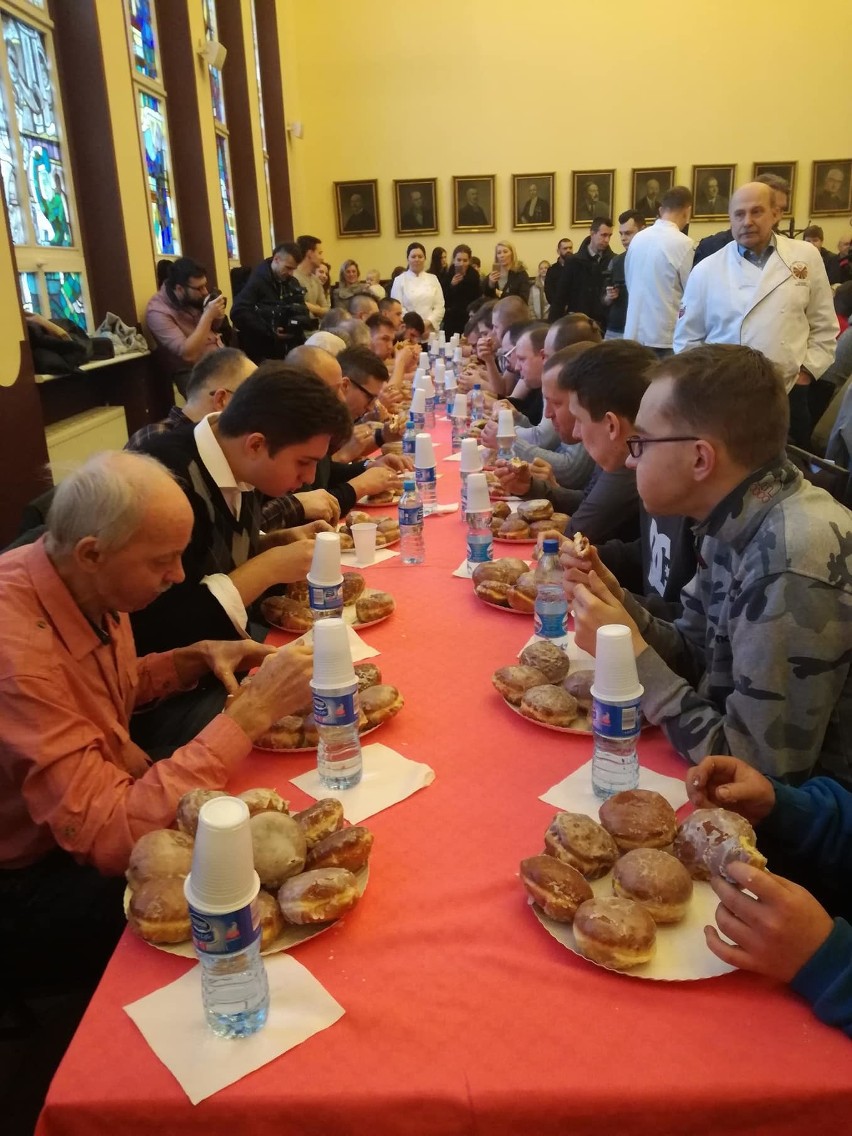 Mistrzostwa Poznania w jedzeniu pączków na czas odbyły się...