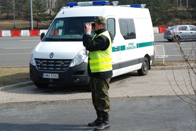 Straż graniczna i celnicy sprawdzają samochody wjeżdżające z Czech do Polski.