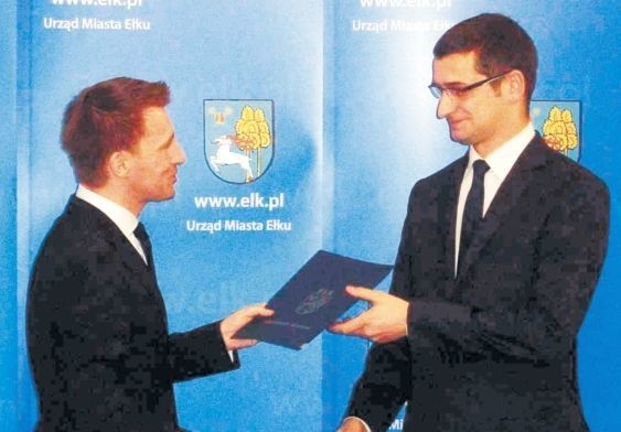 Nagrodę za najlepszą pracę magisterską z rąk prezydenta Ełku odebrał Michał Kalbarczyk.