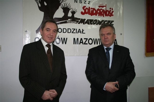Poseł Henryk Kowalczyk i senator Krzysztof Majkowski w swoim nowym biurze.