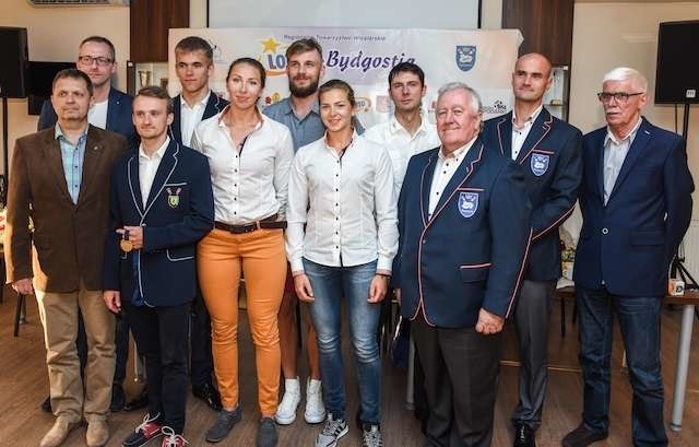 Od lewej stoją: Dariusz Bednarek, Daniel Trojanowski, Anna Wierzbowska, Maria Wierzbowska, Zygfryd Żurawski, w drugim rzędzie: Łukasz Grocholski, Michał Szpakowski, Piotr Juszczak, Łukasz Siemion, Mikołaj Burda, Henryk Boś