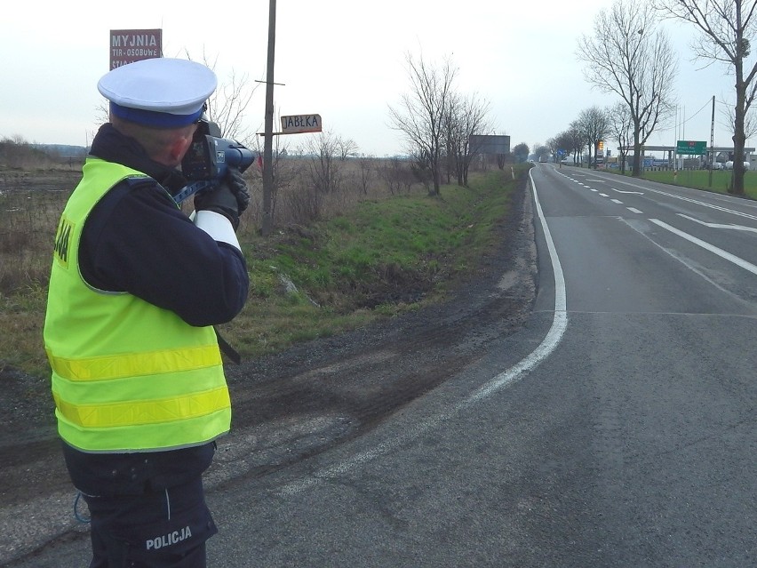 Policjanci radziejowskiej „drogówki” kontrolowali prędkość na głównych drogach powiatu. Wielu kierowców jechało zbyt prędko