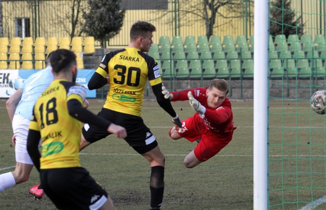 Piłkarze trzecioligowej Siarki Tarnobrzeg pokonali w sobotę, 6 marca 2021 roku na własnym terenie Lewart Lubartów 1:0. W taki sposób Kacper Józefiak w 55 minucie zdobył jedynego gola w tym meczu