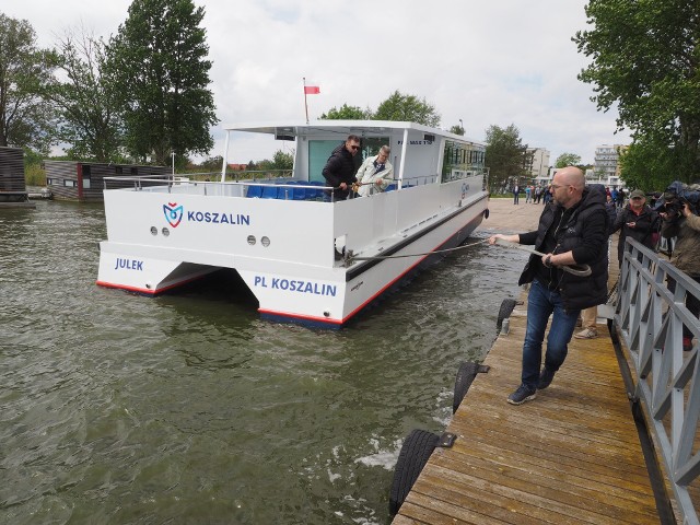 Julek pierwszy raz dotknął wód jeziora Jamno.