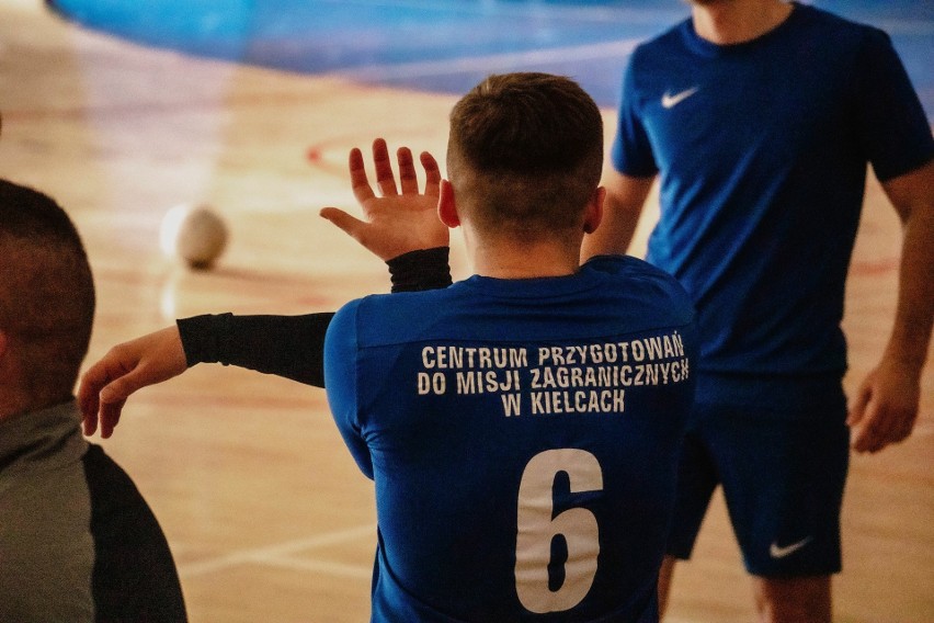 Służby mundurowe grały w futsal w Zagnańsku. Były ogromne emocje. Wygrała Komenda Wojewódzka Policji w Kielcach. Zobacz zdjęcia