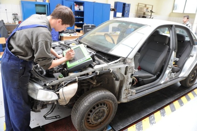 Samo siedzenie nad książkami nie wiele da. Aby się nauczyć zawodu mechanika, trzeba też trochę pogrzebać w samochodach. Na zdjęciu szkoła w Azotach.