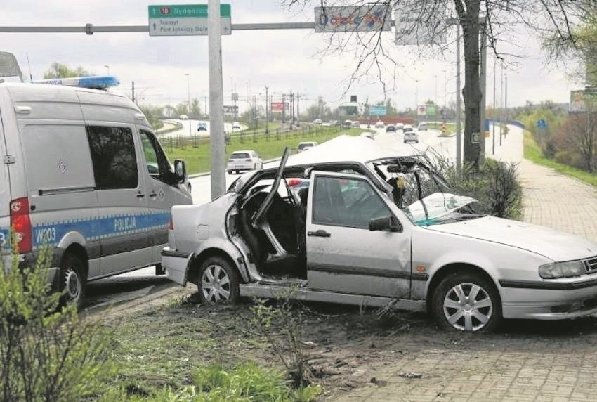 Jedno z kilku rozbitych w weekend aut na Basenie Górniczym....