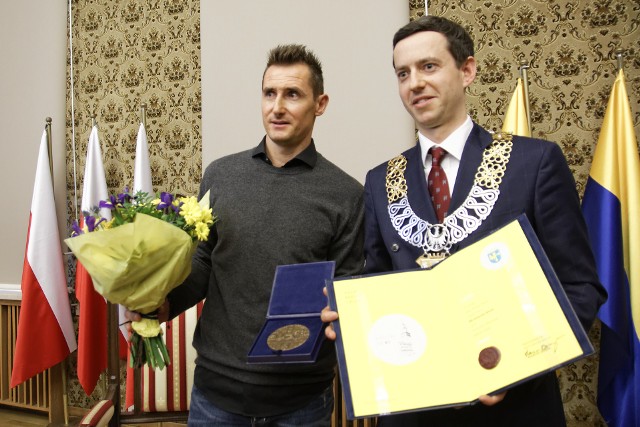 Miro Klose odebrał tytuł Honorowego Obywatela Opola. Uroczystość w opolskim ratuszu.