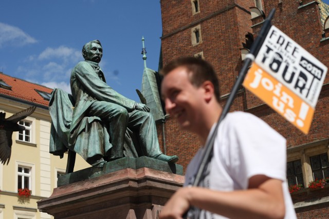 Wrocław najlepiej zwiedzać według klucza. Wrocławskie trasy turystyczne oferują mnóstwo atrakcji. Poruszaj się za pomocą STRZAŁEK lub GESTÓW w smartfonie. 