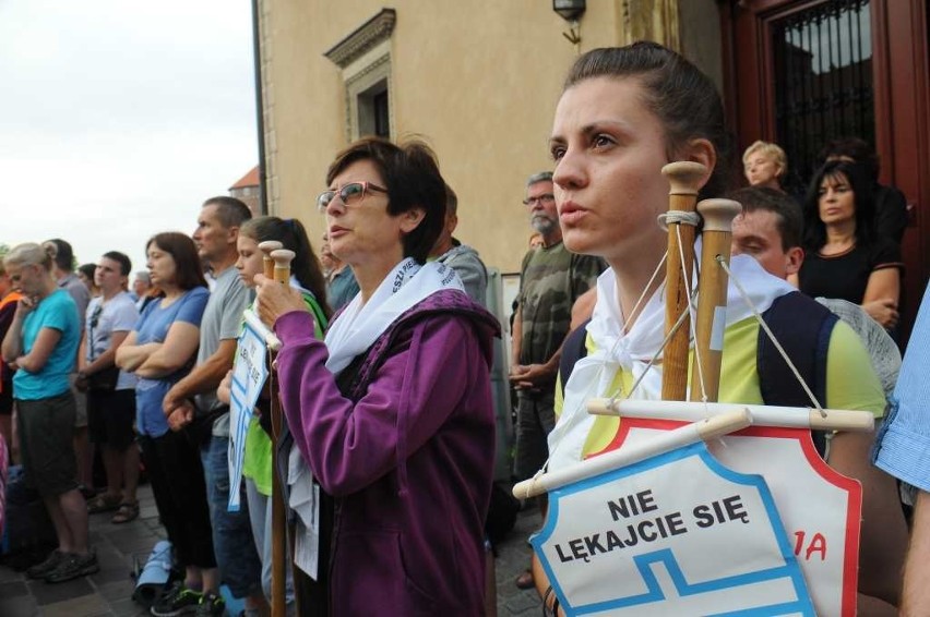 Pielgrzymi wyruszyli w drogę na Jasną Górę [ZDJĘCIA]