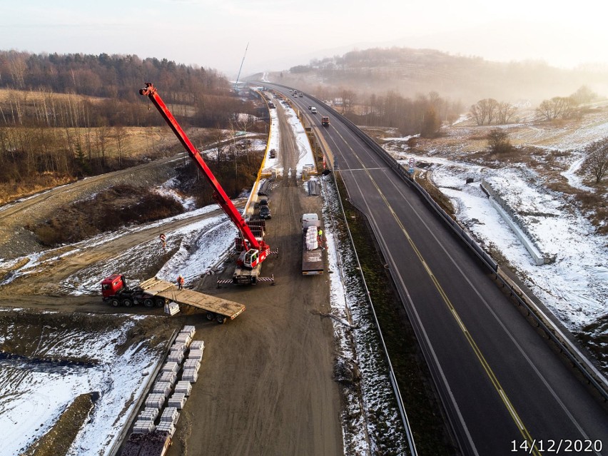 Nowe zdjęcia z placu budowy ekspresowej ZAKOPIANKI S7. Zima wcale nie wystraszyła drogowców! 30.12.2020