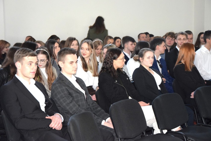 Zakończenie roku szkolnego maturzystów w Rubinku. 206 uczniów Zespołu Szkół nr 1 przystąpi wkrótce do matury