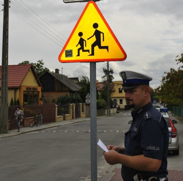 Szydłowieccy policjanci kontrolują drogi i przejścia dla pieszych w pobliżu szkół w powiecie.