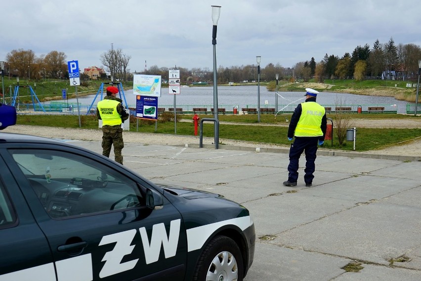 Zwiększone kontrole na ulicach Koszalina. Pierwsze kary za złamanie przepisów [ZDJĘCIA]