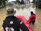 Łapanów pod wodą. Ratownicy WOPR z Nowego Targu ruszyli na pomoc [ZDJĘCIA] 